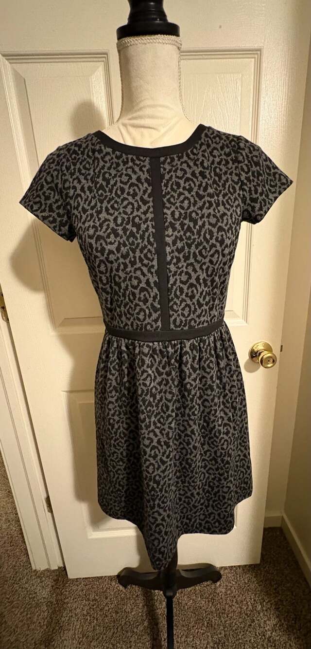 Boss energy! LOFT Petites Gray and Black Leopard Print Knit Shift Dress 00P